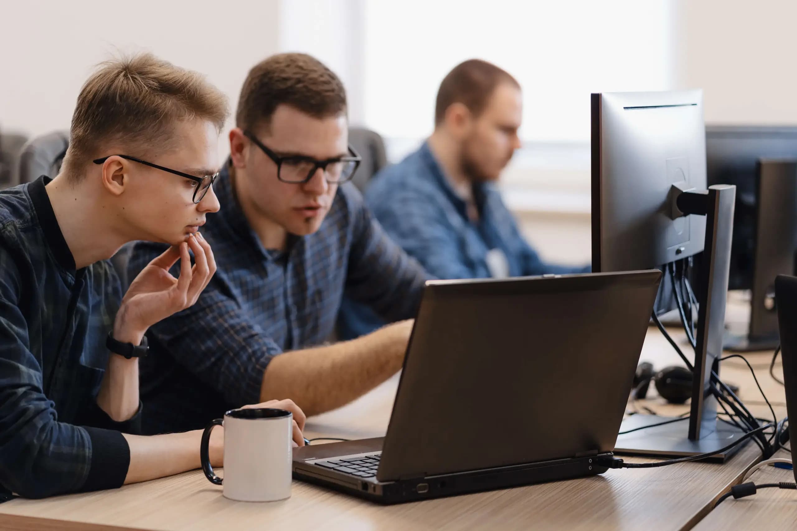 Das Team von MarkenPunkt – kreative Köpfe aus Webentwicklung, Design und Strategie vereint an einem Tisch